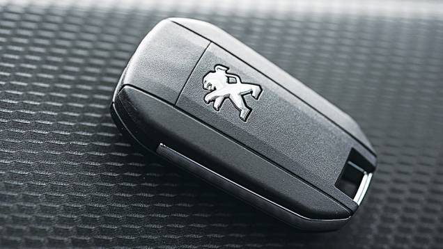 A elegante chave é do tipo canivete | <a href="https://preprod.quatrorodas.abril.com.br/carros/impressoes/peugeot-2008-1-6-vti-746370.shtml" rel="migration">Leia mais</a> A elegante chave é do tipo canivete | <a href="https://preprod.quatrorodas.abril.com.br/carros/impressoes/peugeot-2008-1-6-vti-746370.shtml" rel="migration">Leia mais</a>