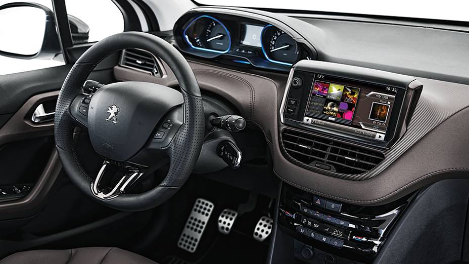 O volante de pequenas dimensões e o painel com a grande tela central são os mesmos do Peugeot 208 | <a href="https://preprod.quatrorodas.abril.com.br/carros/impressoes/peugeot-2008-1-6-vti-746370.shtml" rel="migration">Leia mais</a>