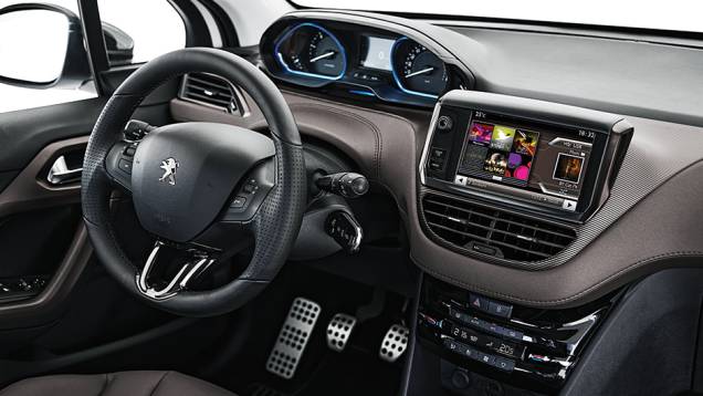 O volante de pequenas dimensões e o painel com a grande tela central são os mesmos do Peugeot 208 | <a href="https://preprod.quatrorodas.abril.com.br/carros/impressoes/peugeot-2008-1-6-vti-746370.shtml" rel="migration">Leia mais</a> O volante de pequenas dimensões e o painel com a grande tela central são os mesmos do Peugeot 208 | <a href="https://preprod.quatrorodas.abril.com.br/carros/impressoes/peugeot-2008-1-6-vti-746370.shtml" rel="migration">Leia mais</a>