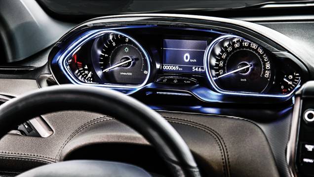 Tela entre conta-giros e velocímetro | <a href="https://preprod.quatrorodas.abril.com.br/carros/impressoes/peugeot-2008-1-6-vti-746370.shtml" rel="migration">Leia mais</a> Tela entre conta-giros e velocímetro | <a href="https://preprod.quatrorodas.abril.com.br/carros/impressoes/peugeot-2008-1-6-vti-746370.shtml" rel="migration">Leia mais</a>