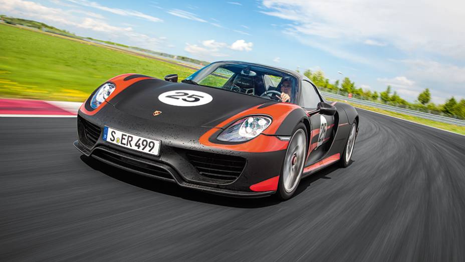 As duas entradas frontais podem se fechar para reduzir consumo | <a href="https://preprod.quatrorodas.abril.com.br/carros/impressoes/porsche-918-spyder-748396.shtml" rel="migration">Leia mais</a>