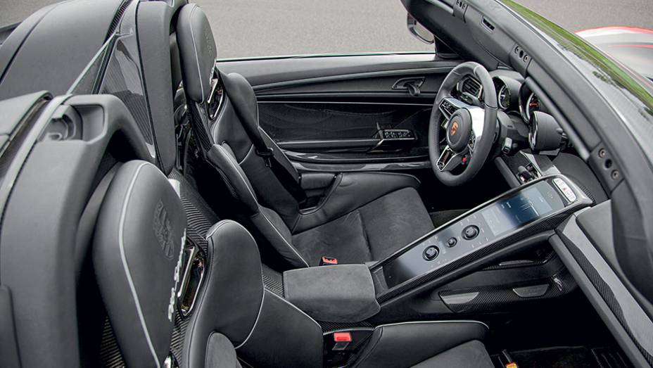 No console central flutuante, um monitor agrega a central multim&iacute;dia... | <a href="https://preprod.quatrorodas.abril.com.br/carros/impressoes/porsche-918-spyder-748396.shtml" rel="migration">Leia mais</a>