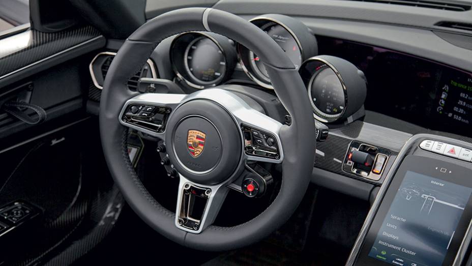 ... enquanto atr&aacute;s do volante est&atilde;o as informa&ccedil;&otilde;es b&aacute;sicas para a pilotagem | <a href="https://preprod.quatrorodas.abril.com.br/carros/impressoes/porsche-918-spyder-748396.shtml" rel="migration">Leia mais</a>