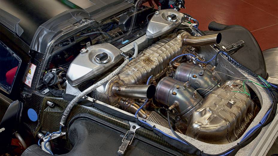 O V8 de 4,6 litros trabalha em conjunto com o motor el&eacute;trico traseiro | <a href="https://preprod.quatrorodas.abril.com.br/carros/impressoes/porsche-918-spyder-748396.shtml" rel="migration">Leia mais</a>