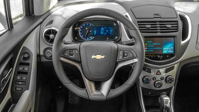 Instrumentos similares aos do Cobalt | <a href="https://preprod.quatrorodas.abril.com.br/carros/impressoes/chevrolet-tracker-747577.shtml" rel="migration">Leia mais</a> Instrumentos similares aos do Cobalt | <a href="https://preprod.quatrorodas.abril.com.br/carros/impressoes/chevrolet-tracker-747577.shtml" rel="migration">Leia mais</a>