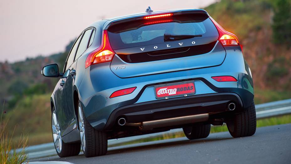 Traseira guarda tra&ccedil;os comuns aos do antecessor C30, com grande &aacute;rea de vidro | <a href="https://preprod.quatrorodas.abril.com.br/carros/testes/volvo-v40-t4-748393.shtml" rel="migration">Leia mais</a>