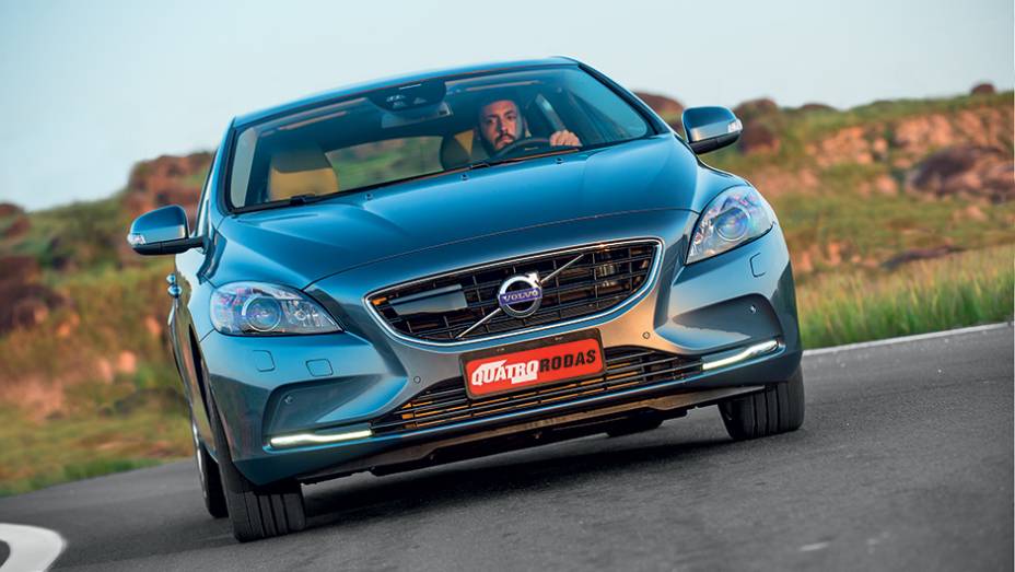 Cap&ocirc; musculoso confere jovialidade &agrave; dianteira do V40 | <a href="https://preprod.quatrorodas.abril.com.br/carros/testes/volvo-v40-t4-748393.shtml" rel="migration">Leia mais</a>