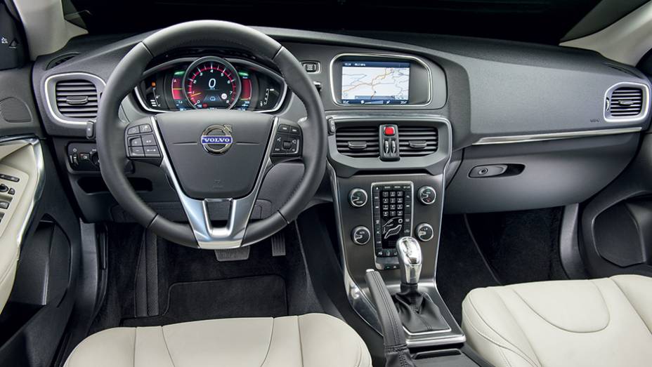 Volante multifuncional tem comandos de &aacute;udio e do piloto autom&aacute;tico | <a href="https://preprod.quatrorodas.abril.com.br/carros/testes/volvo-v40-t4-748393.shtml" rel="migration">Leia mais</a>