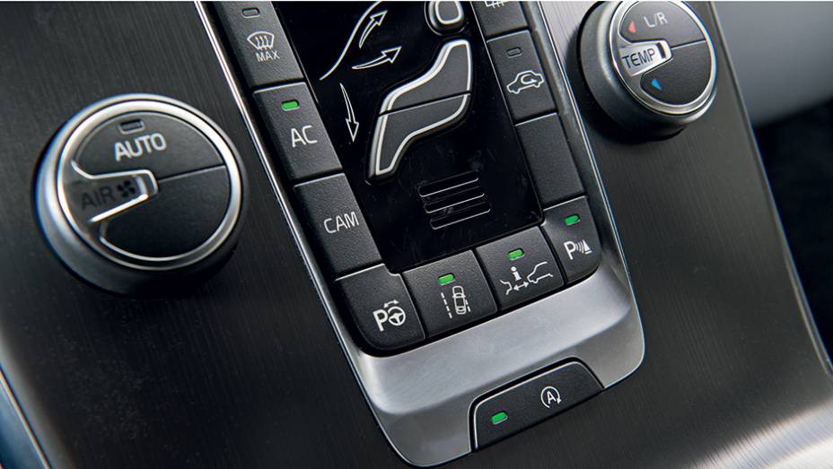 No console, teclas do assistente de manobra, piloto autom&aacute;tico, start-stop | <a href="https://preprod.quatrorodas.abril.com.br/carros/testes/volvo-v40-t4-748393.shtml" rel="migration">Leia mais</a>
