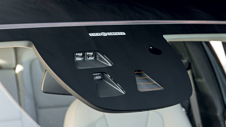 C&acirc;meras e sensores abastecem os sistemas de seguran&ccedil;a | <a href="https://preprod.quatrorodas.abril.com.br/carros/testes/volvo-v40-t4-748393.shtml" rel="migration">Leia mais</a>