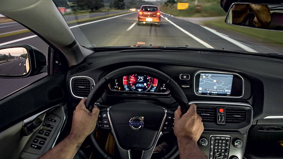 O V40 freia sozinho ao se aproximar do carro &agrave; frente | <a href="https://preprod.quatrorodas.abril.com.br/carros/testes/volvo-v40-t4-748393.shtml" rel="migration">Leia mais</a>