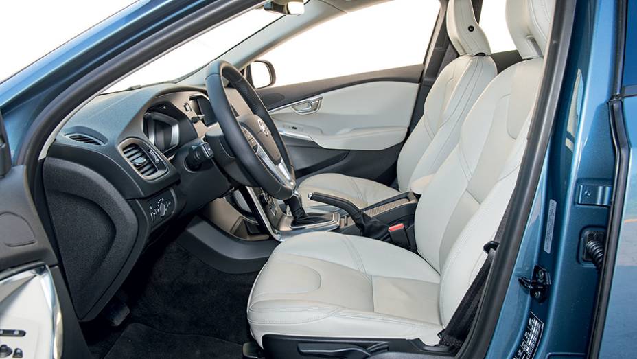 Bancos dianteiros t&ecirc;m apoios de cabe&ccedil;a ativos | <a href="https://preprod.quatrorodas.abril.com.br/carros/testes/volvo-v40-t4-748393.shtml" rel="migration">Leia mais</a>