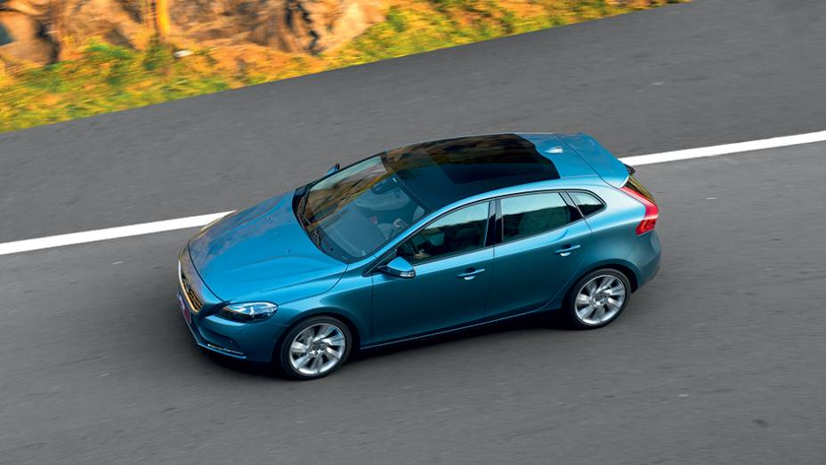Rodas aro 18 e teto panor&acirc;mico: opcionais | <a href="https://preprod.quatrorodas.abril.com.br/carros/testes/volvo-v40-t4-748393.shtml" rel="migration">Leia mais</a>