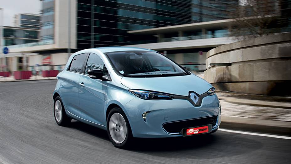 A base é do Clio europeu, mas o design é exclusivo | <a href="https://preprod.quatrorodas.abril.com.br/carros/impressoes/renault-zoe-747928.shtml" rel="migration">Leia mais</a>