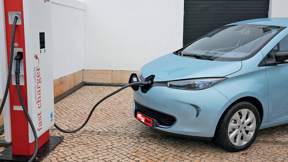 No ponto de recarga, ele recupera 80% da bateria em 30 min | <a href="https://preprod.quatrorodas.abril.com.br/carros/impressoes/renault-zoe-747928.shtml" rel="migration">Leia mais</a>