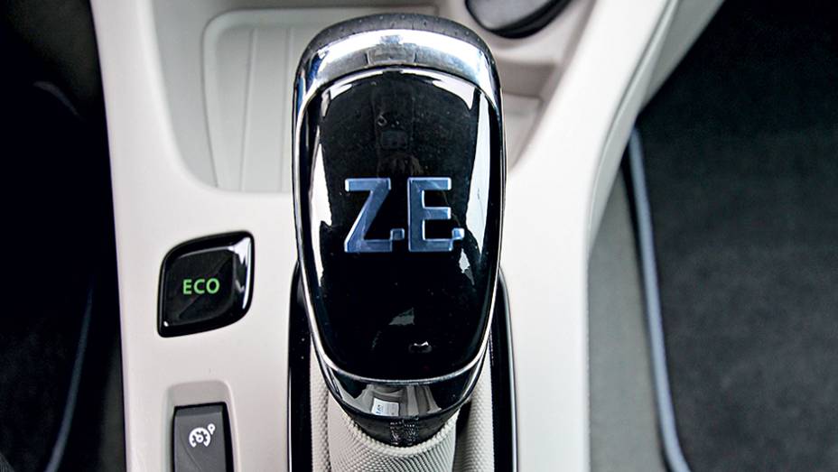 S&oacute; h&aacute; a marcha &agrave; frente e a r&eacute; | <a href="https://preprod.quatrorodas.abril.com.br/carros/impressoes/renault-zoe-747928.shtml" rel="migration">Leia mais</a>