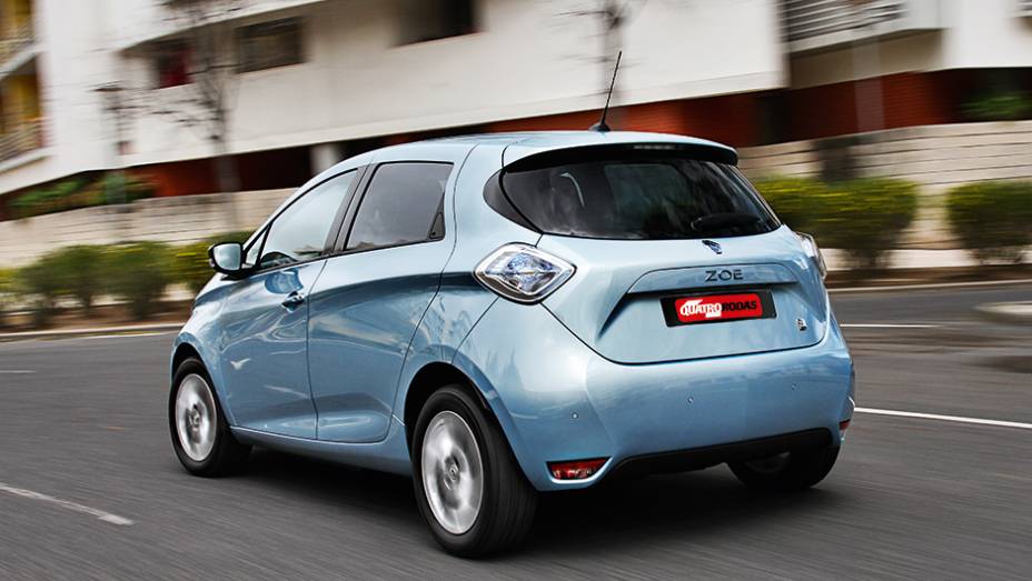 Graças à bateria no piso, divisão de peso é de 59% à frente e 41% atrás | <a href="https://preprod.quatrorodas.abril.com.br/carros/impressoes/renault-zoe-747928.shtml" rel="migration">Leia mais</a>