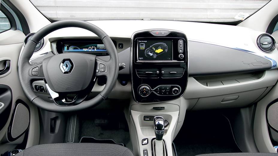 Acabamento e revestimentos são bem simples, mas o grande monitor valoriza o interior e melhora a qualidade percebida | <a href="https://preprod.quatrorodas.abril.com.br/carros/impressoes/renault-zoe-747928.shtml" rel="migration">Leia mais</a>