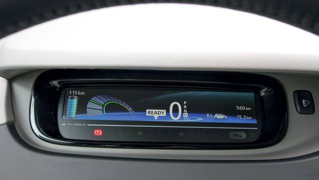 Tela substitui mostradores analógicos | <a href="https://preprod.quatrorodas.abril.com.br/carros/impressoes/renault-zoe-747928.shtml" rel="migration">Leia mais</a> Tela substitui mostradores analógicos | <a href="https://preprod.quatrorodas.abril.com.br/carros/impressoes/renault-zoe-747928.shtml" rel="migration">Leia mais</a>