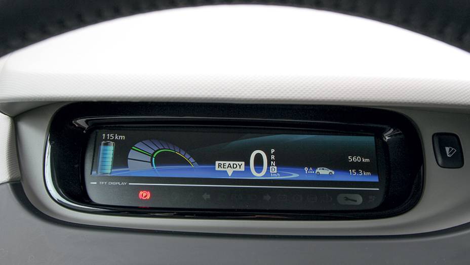 Tela substitui mostradores anal&oacute;gicos | <a href="https://preprod.quatrorodas.abril.com.br/carros/impressoes/renault-zoe-747928.shtml" rel="migration">Leia mais</a>
