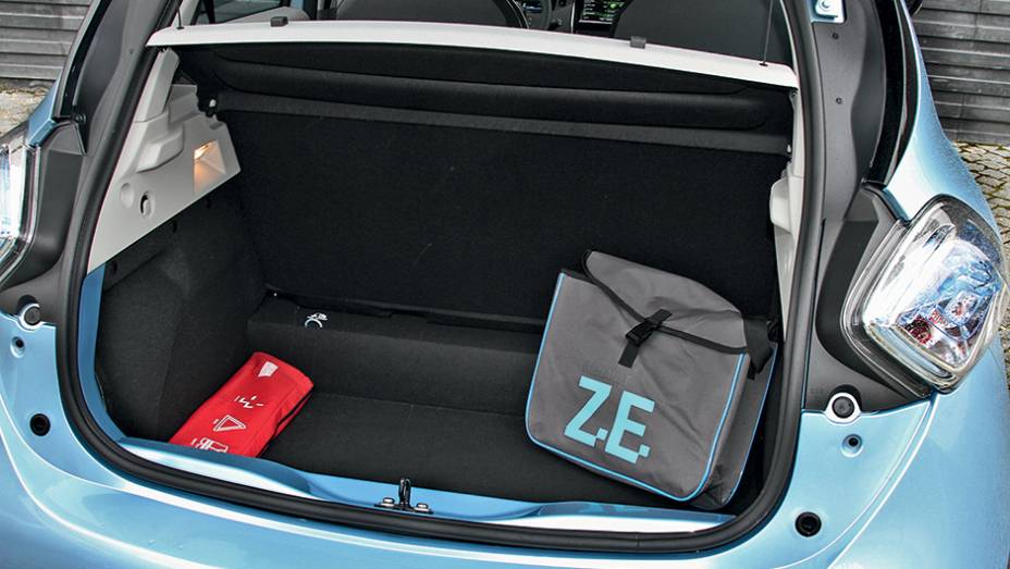 Porta-malas de 338 litros é suficiente para um compacto | <a href="https://preprod.quatrorodas.abril.com.br/carros/impressoes/renault-zoe-747928.shtml" rel="migration">Leia mais</a>