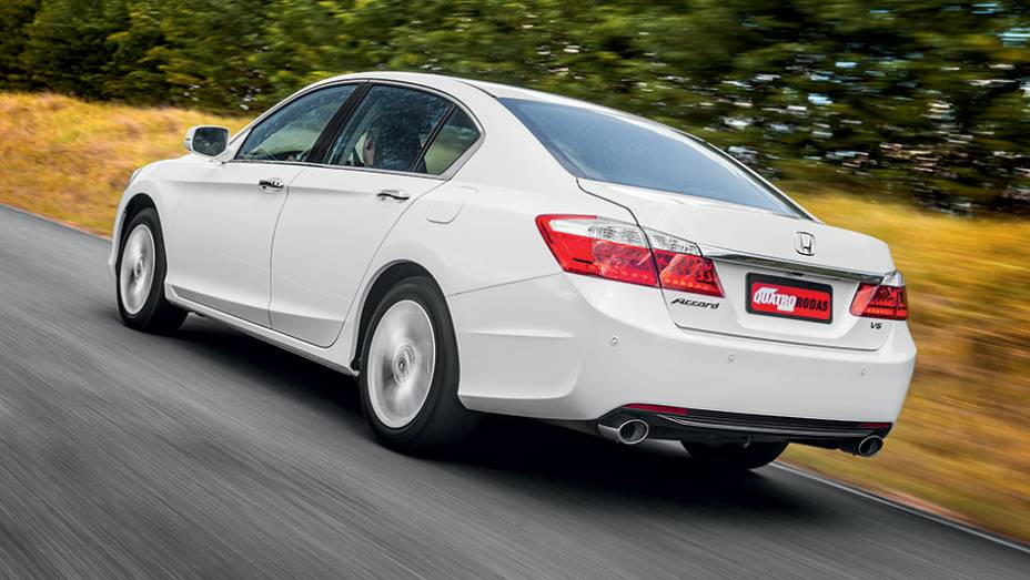 A versão V6 traz rodas de aro 17 e dupla saída de escapamento | <a href="https://preprod.quatrorodas.abril.com.br/carros/testes/honda-accord-748896.shtml" rel="migration">Leia mais</a>