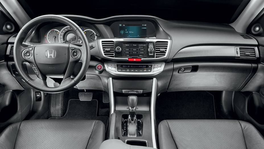 Ar-condicionado digital tem ajustes independentes para os dois lados da cabine | <a href="https://preprod.quatrorodas.abril.com.br/carros/testes/honda-accord-748896.shtml" rel="migration">Leia mais</a>
