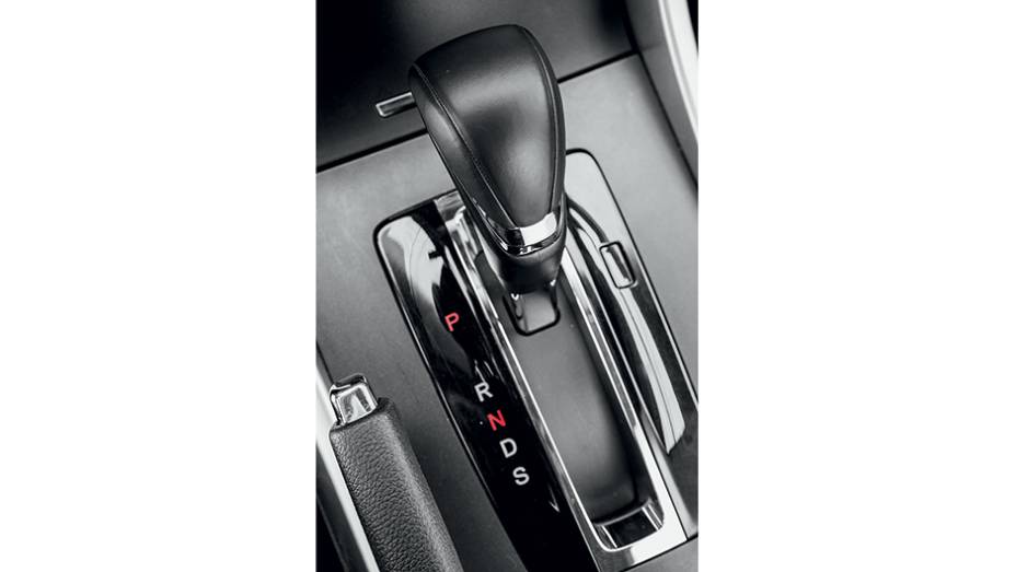Câmbio tem modo de trocas esportivas e indicação de marcha no velocímetro | <a href="https://preprod.quatrorodas.abril.com.br/carros/testes/honda-accord-748896.shtml" rel="migration">Leia mais</a>