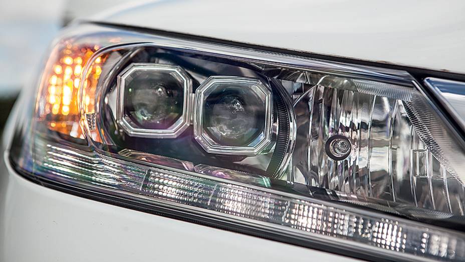 Faróis com duplo feixe de led | <a href="https://preprod.quatrorodas.abril.com.br/carros/testes/honda-accord-748896.shtml" rel="migration">Leia mais</a>