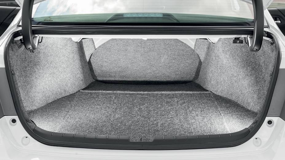 No porta-malas, cabem 447 litros de bagagem | <a href="https://preprod.quatrorodas.abril.com.br/carros/testes/honda-accord-748896.shtml" rel="migration">Leia mais</a>