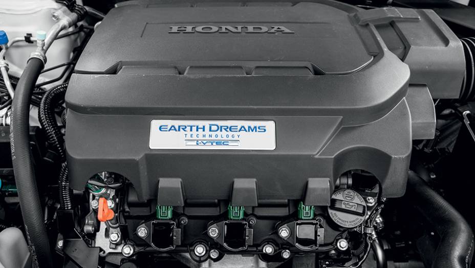 Motor V6 tem comandos de válvulas variáveis e sistema de corte de cilindros | <a href="https://preprod.quatrorodas.abril.com.br/carros/testes/honda-accord-748896.shtml" rel="migration">Leia mais</a>