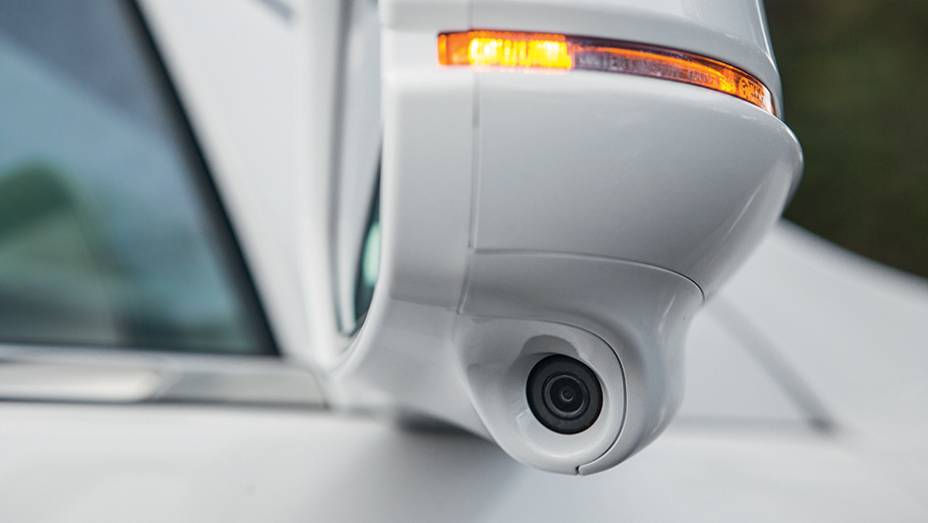 Para acionar câmera de ponto cego, basta apertar um botão... | <a href="https://preprod.quatrorodas.abril.com.br/carros/testes/honda-accord-748896.shtml" rel="migration">Leia mais</a>