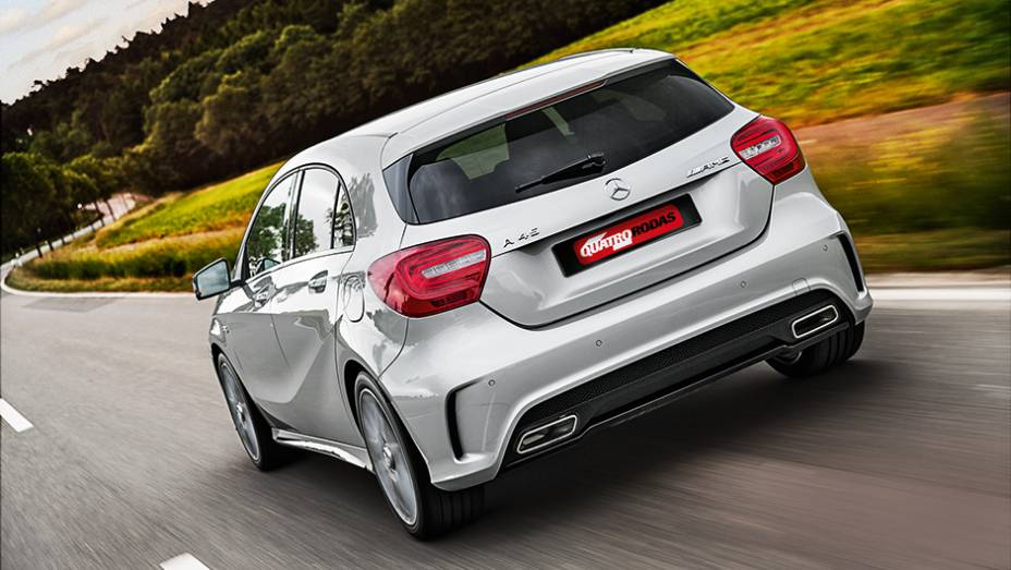 Vocação esportiva nas saídas de ar no para-choque e no duplo escape | <a href="https://preprod.quatrorodas.abril.com.br/carros/impressoes/mercedes-benz-45-amg-751203.shtml" rel="migration">Leia mais</a>