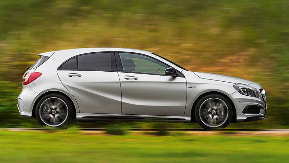 Com 4,36 metros, ele é só 2 cm mais comprido que um Focus | <a href="https://preprod.quatrorodas.abril.com.br/carros/impressoes/mercedes-benz-45-amg-751203.shtml" rel="migration">Leia mais</a>