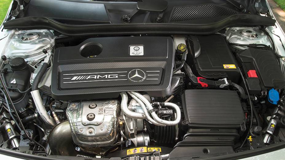 O motor é uma obra de arte: 360 cv num simples 2.0 turbo | <a href="https://preprod.quatrorodas.abril.com.br/carros/impressoes/mercedes-benz-45-amg-751203.shtml" rel="migration">Leia mais</a>