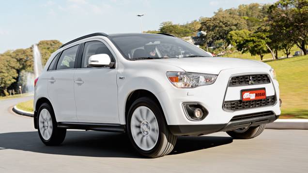 No Brasil desde 2010, passou por leve reestilização no começo do ano | <a href="https://preprod.quatrorodas.abril.com.br/carros/lancamentos/mitsubishi-asx-awd-748892.shtml" rel="migration">Leia mais</a> No Brasil desde 2010, passou por leve reestilização no começo do ano | <a href="https://preprod.quatrorodas.abril.com.br/carros/lancamentos/mitsubishi-asx-awd-748892.shtml" rel="migration">Leia mais</a>