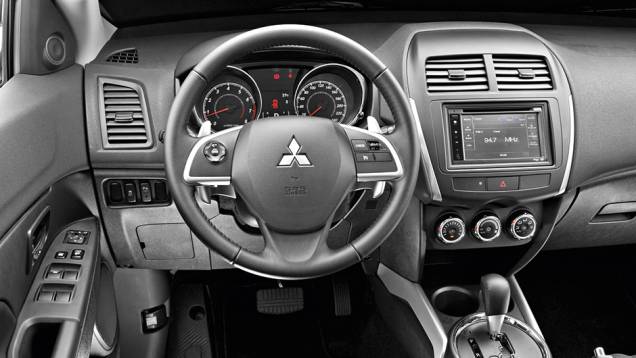 Sem mudanças internas, oferece bom pacote de equipamentos em todas as versões. Tela central é sensível ao toque | <a href="https://preprod.quatrorodas.abril.com.br/carros/lancamentos/mitsubishi-asx-awd-748892.shtml" rel="migration">Leia mais</a> Sem mudanças internas, oferece bom pacote de equipamentos em todas as versões. Tela central é sensível ao toque | <a href="https://preprod.quatrorodas.abril.com.br/carros/lancamentos/mitsubishi-asx-awd-748892.shtml" rel="migration">Leia mais</a>