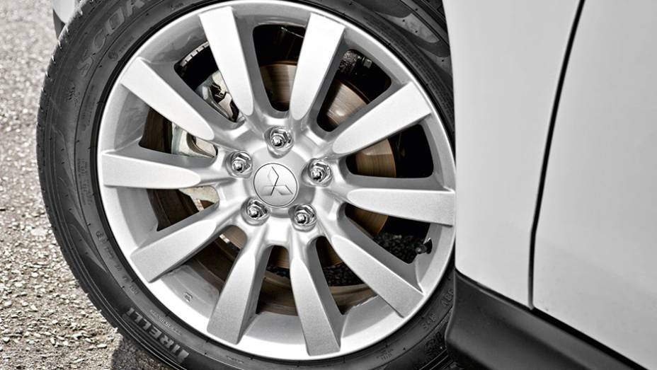 Por fora, as rodas de 18 polegadas s&atilde;o a novidade | <a href="https://preprod.quatrorodas.abril.com.br/carros/lancamentos/mitsubishi-asx-awd-748892.shtml" rel="migration">Leia mais</a>