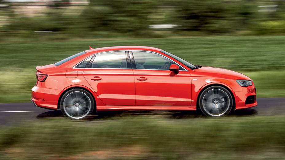 Para-lamas e capô têm design próprio: ele não é só um A3 com mais traseira | <a href="https://preprod.quatrorodas.abril.com.br/carros/impressoes/audi-a3-limousine-750333.shtml" rel="migration">Leia mais</a>