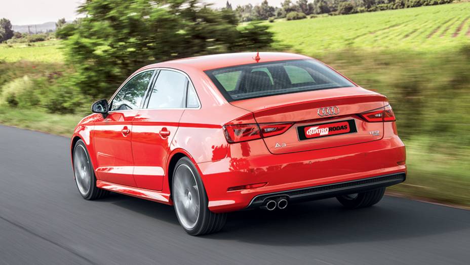O novo sed&atilde; &eacute; 24 cm menor no comprimento que o Audi A4 | <a href="https://preprod.quatrorodas.abril.com.br/carros/impressoes/audi-a3-limousine-750333.shtml" rel="migration">Leia mais</a>