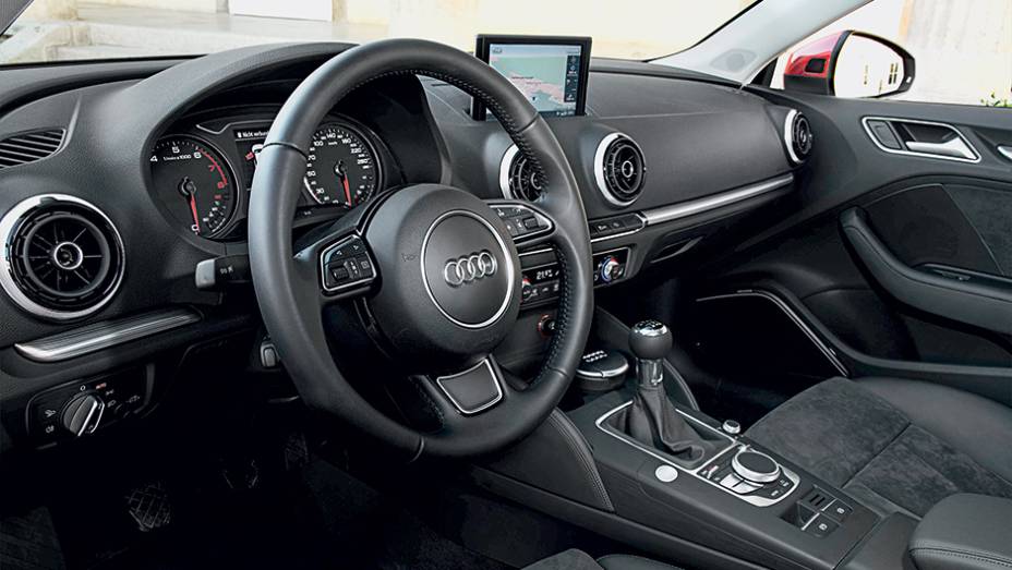 Monitor colorido se recolhe e pode ficar embutido no painel | <a href="https://preprod.quatrorodas.abril.com.br/carros/impressoes/audi-a3-limousine-750333.shtml" rel="migration">Leia mais</a>