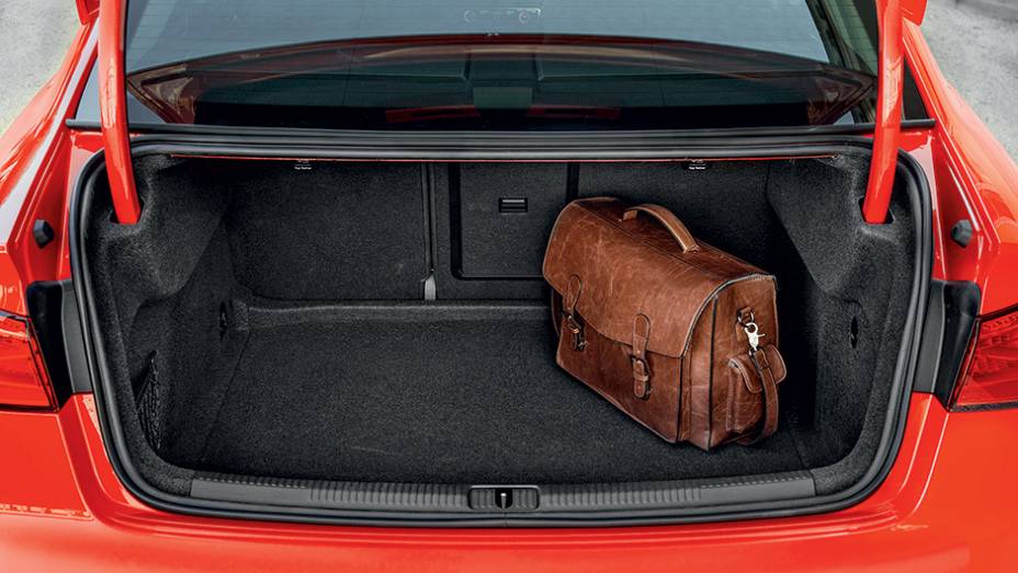 Porta-malas leva 425 litros | <a href="https://preprod.quatrorodas.abril.com.br/carros/impressoes/audi-a3-limousine-750333.shtml" rel="migration">Leia mais</a>