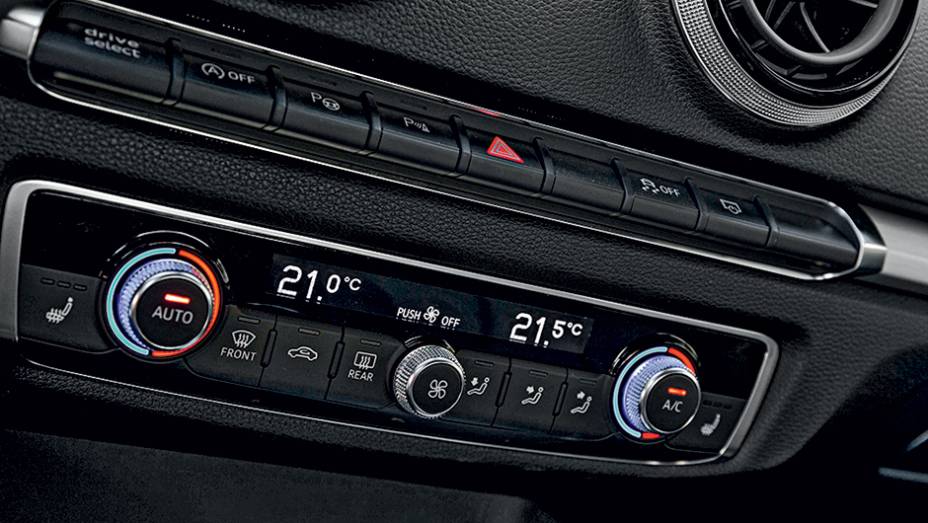 Ar-condicionado digital bizona com sa&iacute;das de ar atr&aacute;s | <a href="https://preprod.quatrorodas.abril.com.br/carros/impressoes/audi-a3-limousine-750333.shtml" rel="migration">Leia mais</a>