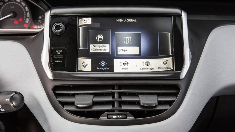 Som, GPS e Bluetooth são controlados por tela sensível | <a href="https://preprod.quatrorodas.abril.com.br/carros/comparativos/fiesta-x-208-x-c3-749647.shtml" rel="migration">Leia mais</a>