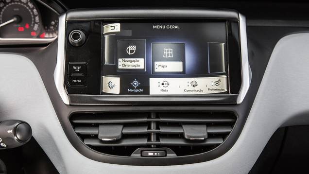 Som, GPS e Bluetooth são controlados por tela sensível | <a href="https://preprod.quatrorodas.abril.com.br/carros/comparativos/fiesta-x-208-x-c3-749647.shtml" rel="migration">Leia mais</a> Som, GPS e Bluetooth são controlados por tela sensível | <a href="https://preprod.quatrorodas.abril.com.br/carros/comparativos/fiesta-x-208-x-c3-749647.shtml" rel="migration">Leia mais</a>
