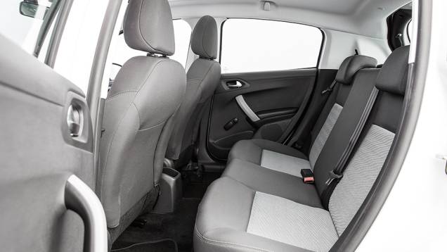 Sem encosto de cabeça, tem cinto de três pontos no meio | <a href="https://preprod.quatrorodas.abril.com.br/carros/comparativos/fiesta-x-208-x-c3-749647.shtml" rel="migration">Leia mais</a> Sem encosto de cabeça, tem cinto de três pontos no meio | <a href="https://preprod.quatrorodas.abril.com.br/carros/comparativos/fiesta-x-208-x-c3-749647.shtml" rel="migration">Leia mais</a>