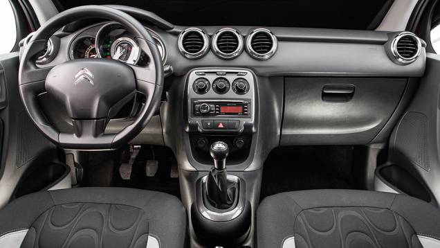 Painel tem três saídas de ar centrais e porta-luvas generoso | <a href="https://preprod.quatrorodas.abril.com.br/carros/comparativos/fiesta-x-208-x-c3-749647.shtml" rel="migration">Leia mais</a> Painel tem três saídas de ar centrais e porta-luvas generoso | <a href="https://preprod.quatrorodas.abril.com.br/carros/comparativos/fiesta-x-208-x-c3-749647.shtml" rel="migration">Leia mais</a>