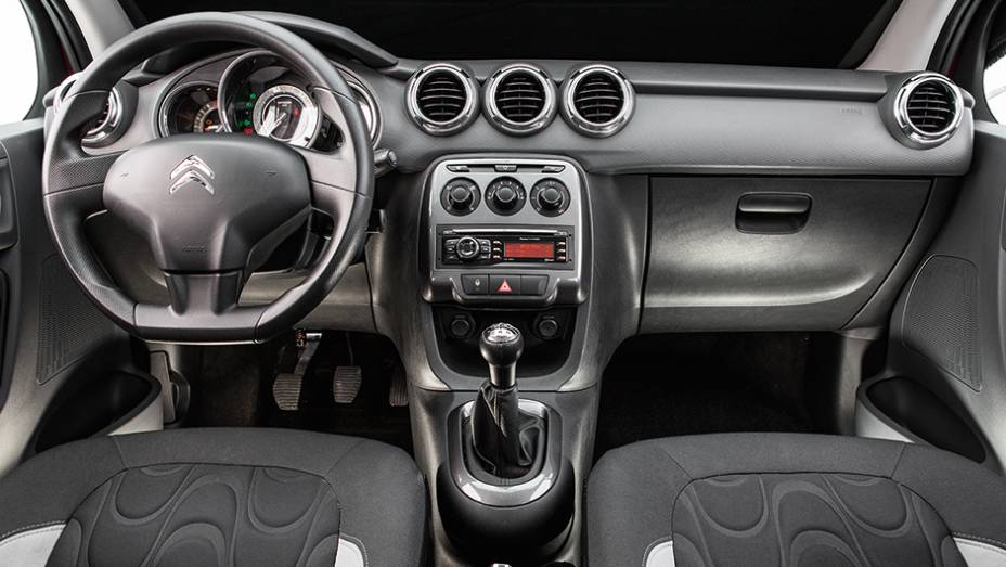 Painel tem tr&ecirc;s sa&iacute;das de ar centrais e porta-luvas generoso | <a href="https://preprod.quatrorodas.abril.com.br/carros/comparativos/fiesta-x-208-x-c3-749647.shtml" rel="migration">Leia mais</a>