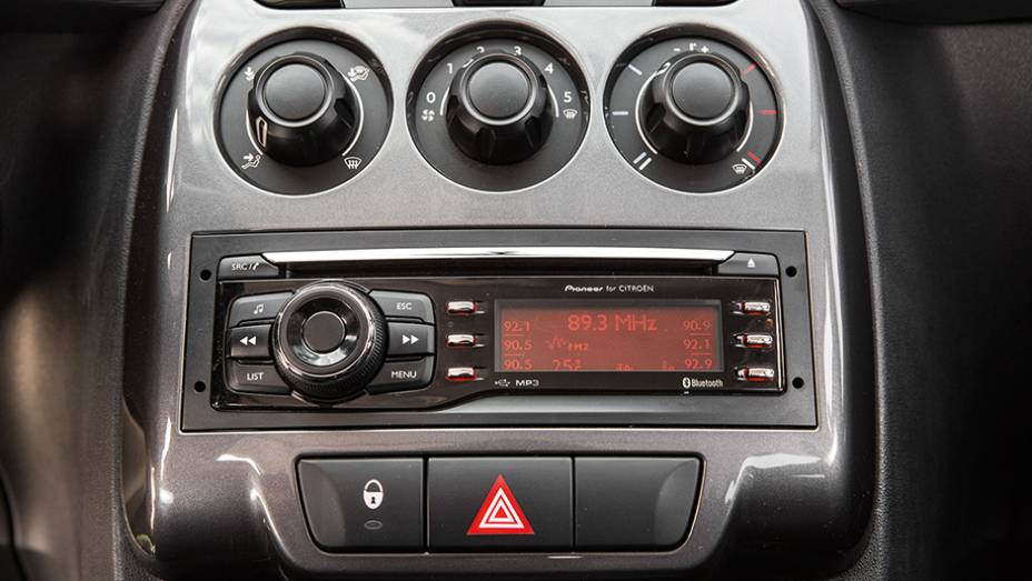 Rádio de série fornecido pela Pioneer é prático de usar | <a href="https://preprod.quatrorodas.abril.com.br/carros/comparativos/fiesta-x-208-x-c3-749647.shtml" rel="migration">Leia mais</a>