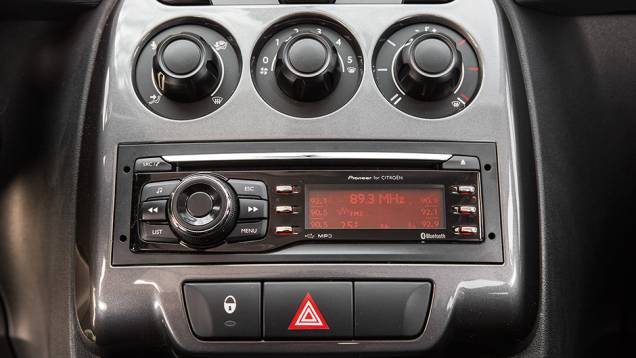 Rádio de série fornecido pela Pioneer é prático de usar | <a href="https://preprod.quatrorodas.abril.com.br/carros/comparativos/fiesta-x-208-x-c3-749647.shtml" rel="migration">Leia mais</a> Rádio de série fornecido pela Pioneer é prático de usar | <a href="https://preprod.quatrorodas.abril.com.br/carros/comparativos/fiesta-x-208-x-c3-749647.shtml" rel="migration">Leia mais</a>